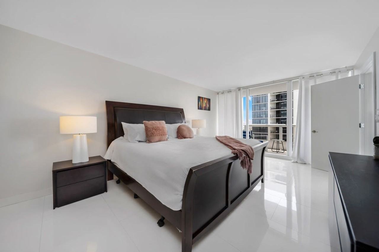 1717 North Bayshore Drive - Photo 2 of 46