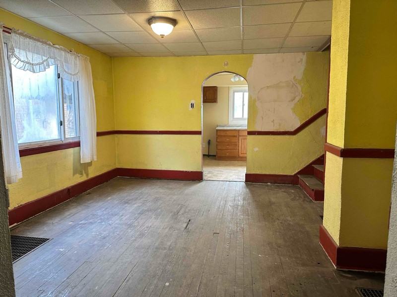 1813 Kenneth Ave - Photo 3 of 11