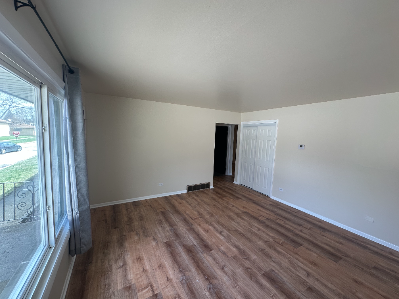14100 S Hoxie Ave - Photo 2 of 12
