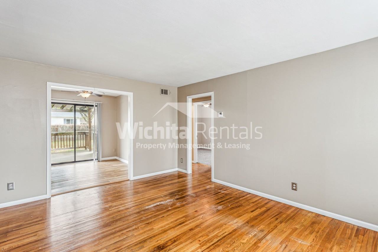 4568 S Cherry St - Photo 2 of 15