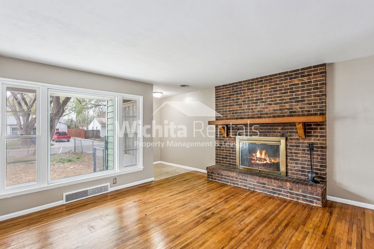 4568 S Cherry St - Photo 3 of 15