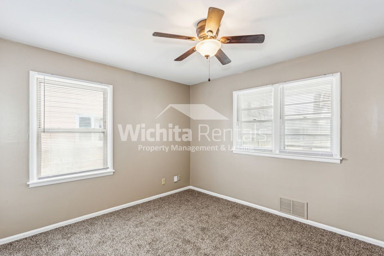 4568 S Cherry St - Photo 4 of 15