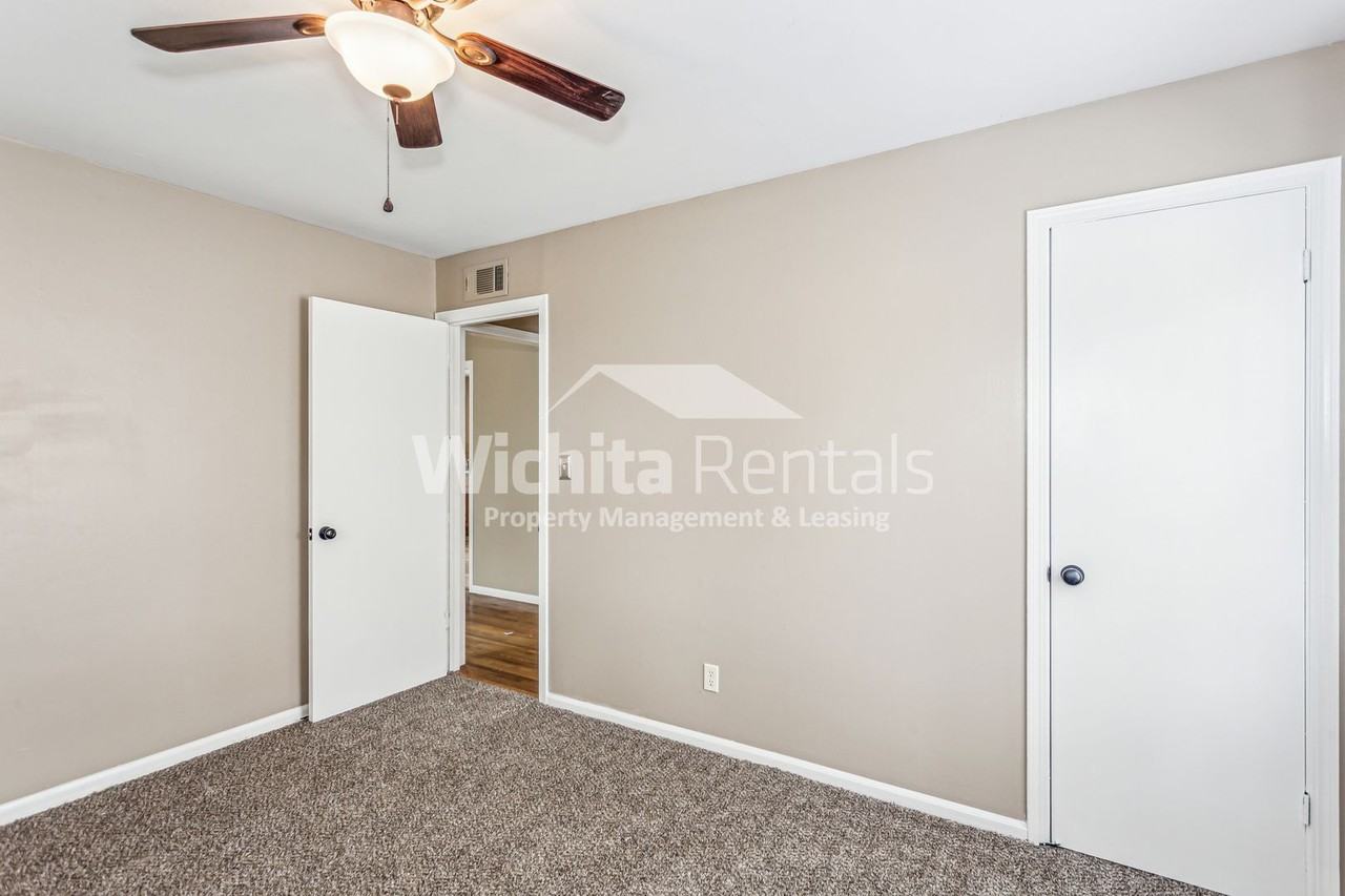 4568 S Cherry St - Photo 5 of 15