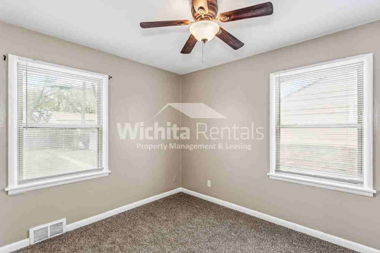 4568 S Cherry St - Photo 6 of 15