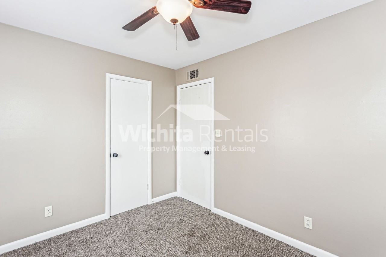 4568 S Cherry St - Photo 7 of 15