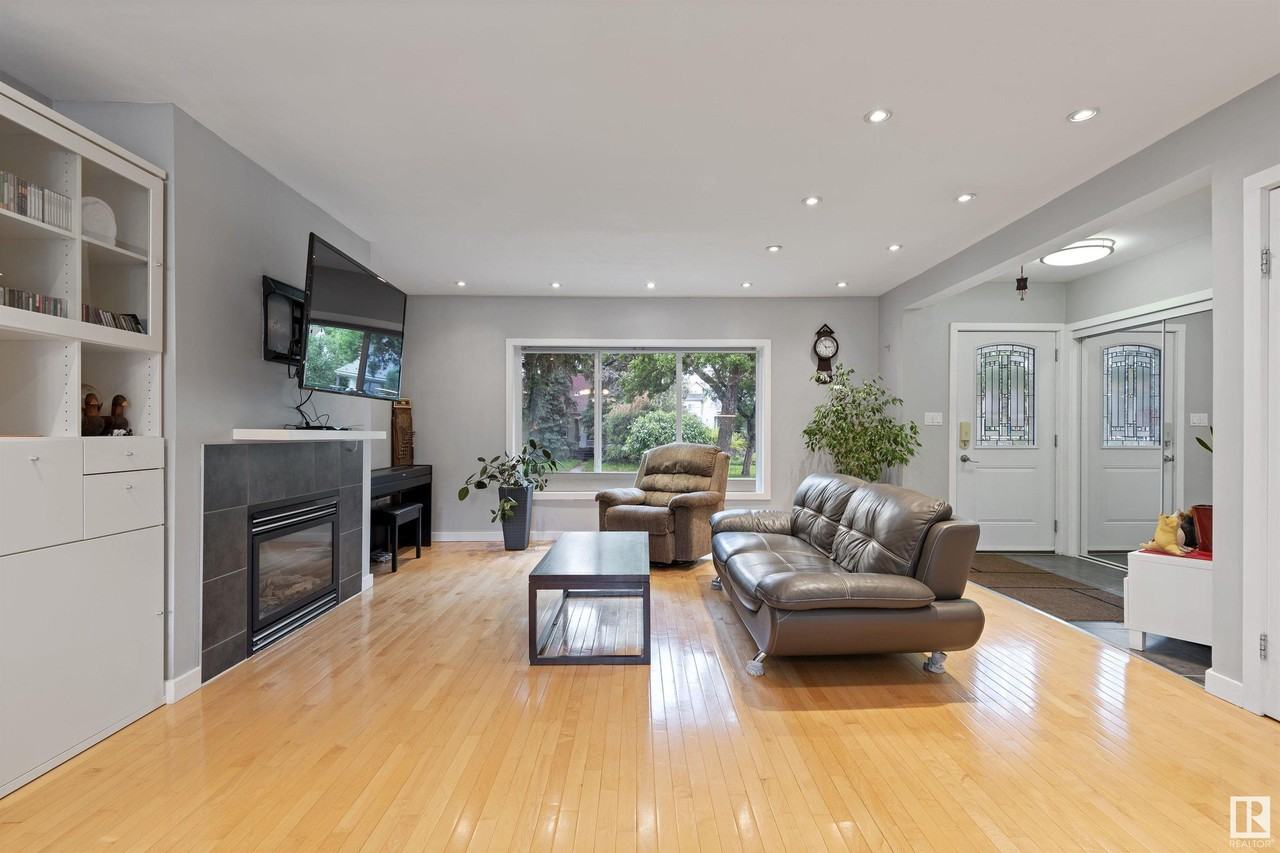 11231 75 Avenue Northwest - Photo 3 of 28