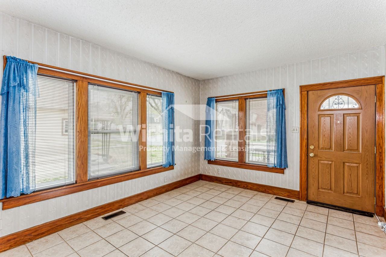 2307 W Maple St - Photo 2 of 15