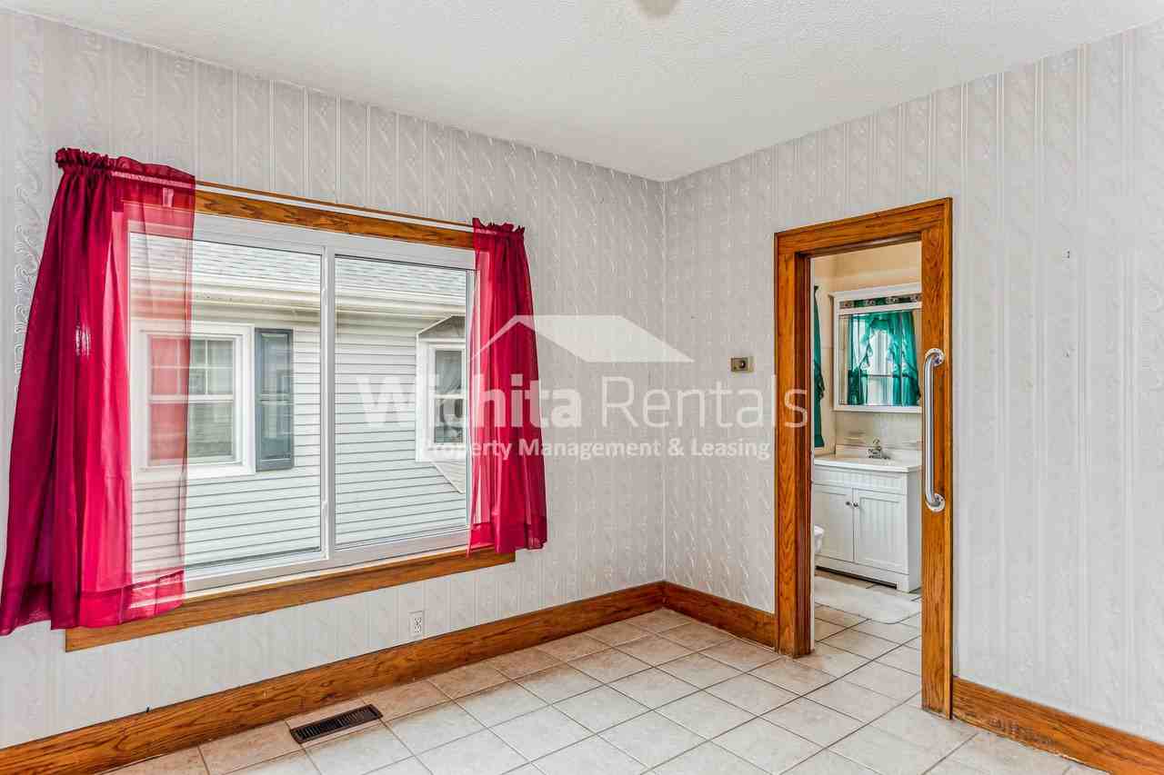 2307 W Maple St - Photo 3 of 15