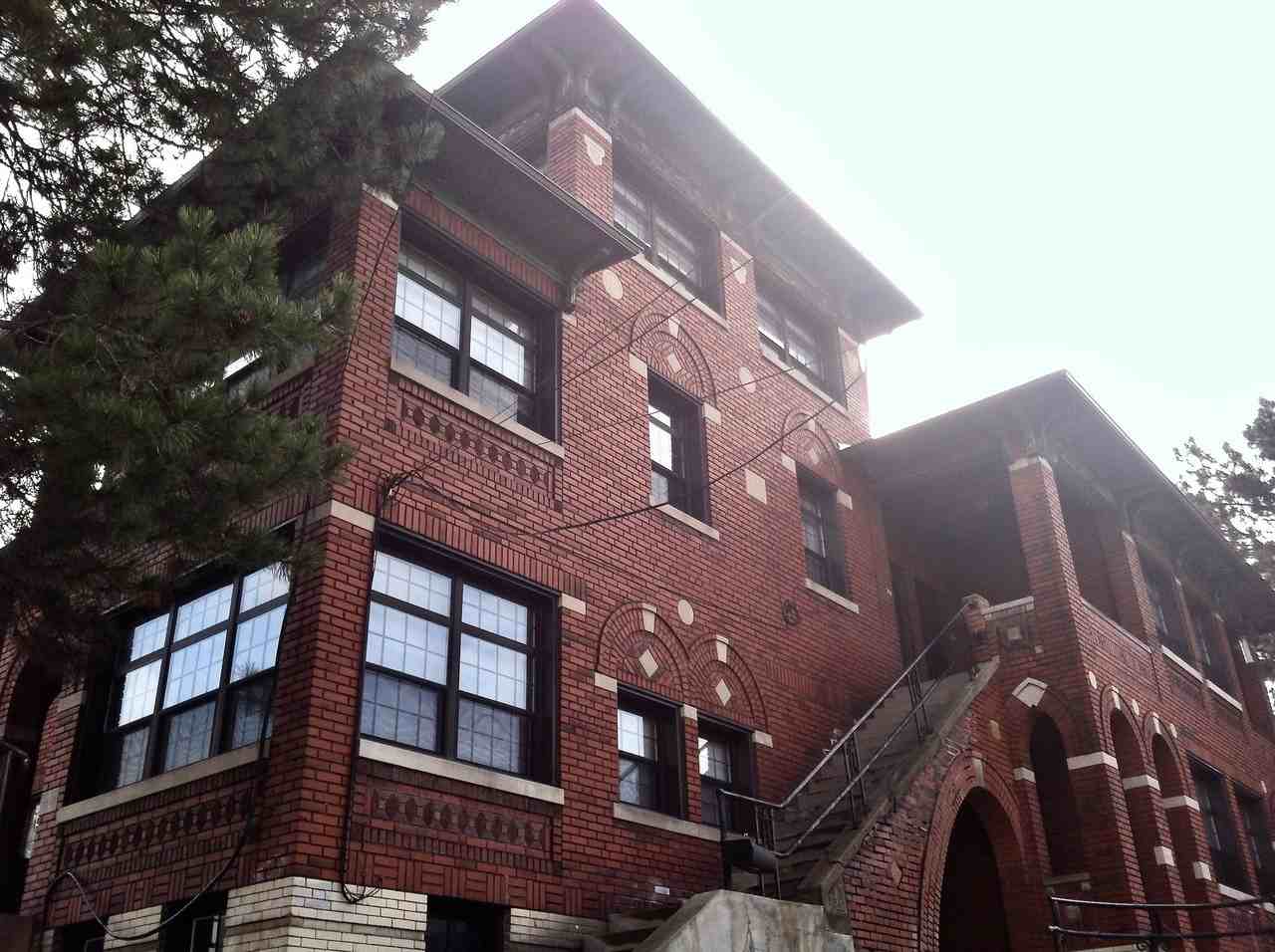 *** Large 3 & 4 Bedroom Apartments in Squirrel Hill * Pet Friendly * Sunroom, patios, spacious homes * Available Now *** - Photo 2 of 3