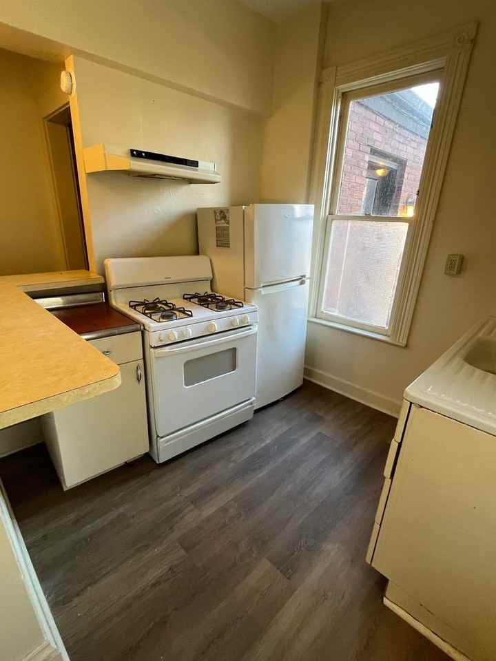 452-454 W 9th - Photo 5 of 6