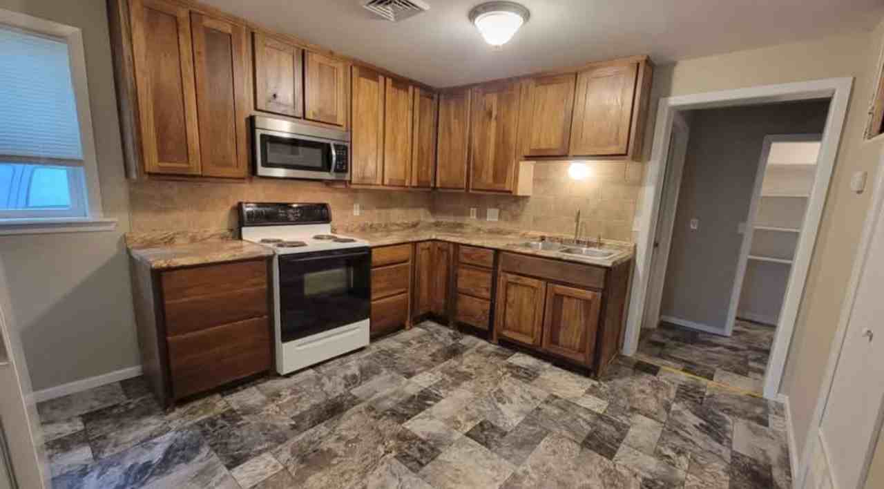 103 N Elliott St - Photo 3 of 13