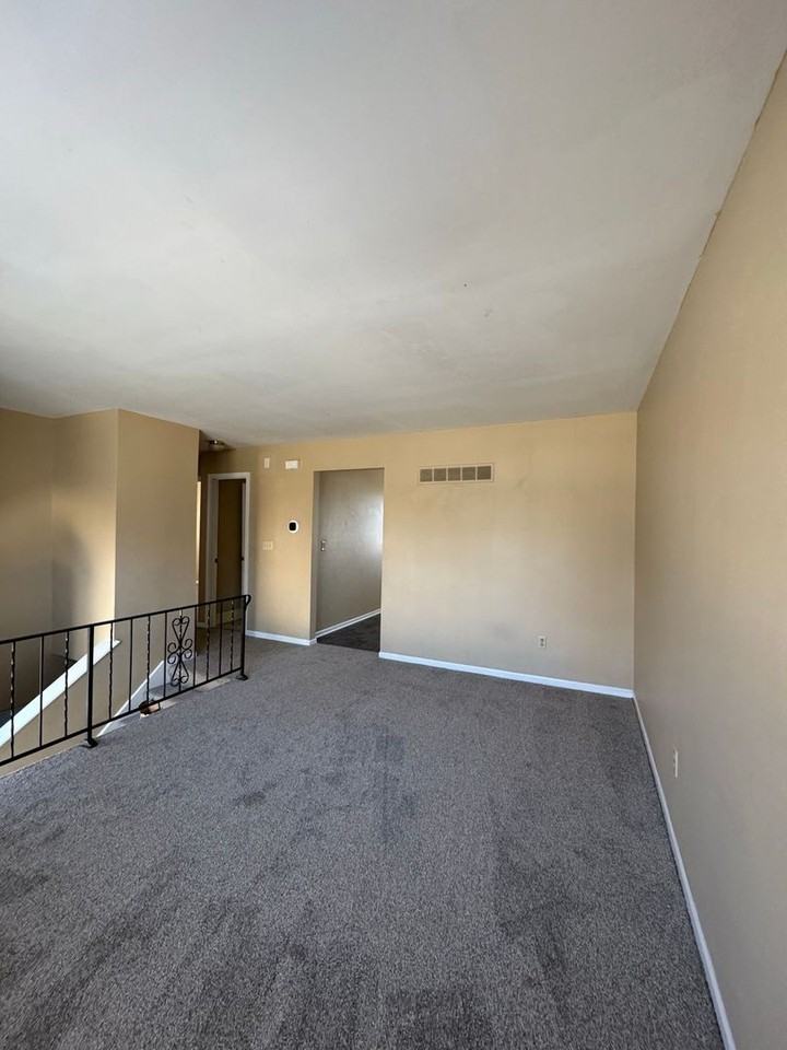 12321 W 71st St - Photo 3 of 19