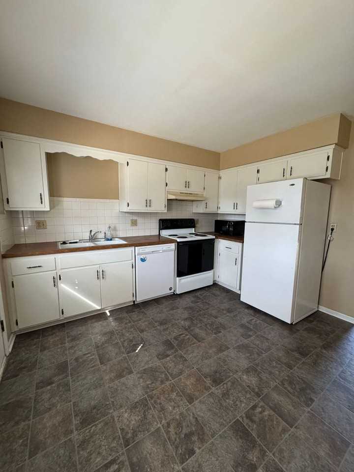 12321 W 71st St - Photo 4 of 19