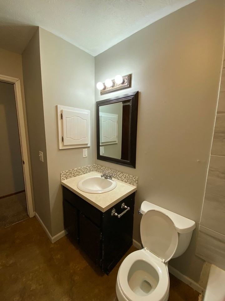 8803 S 143rd St - Photo 7 of 20