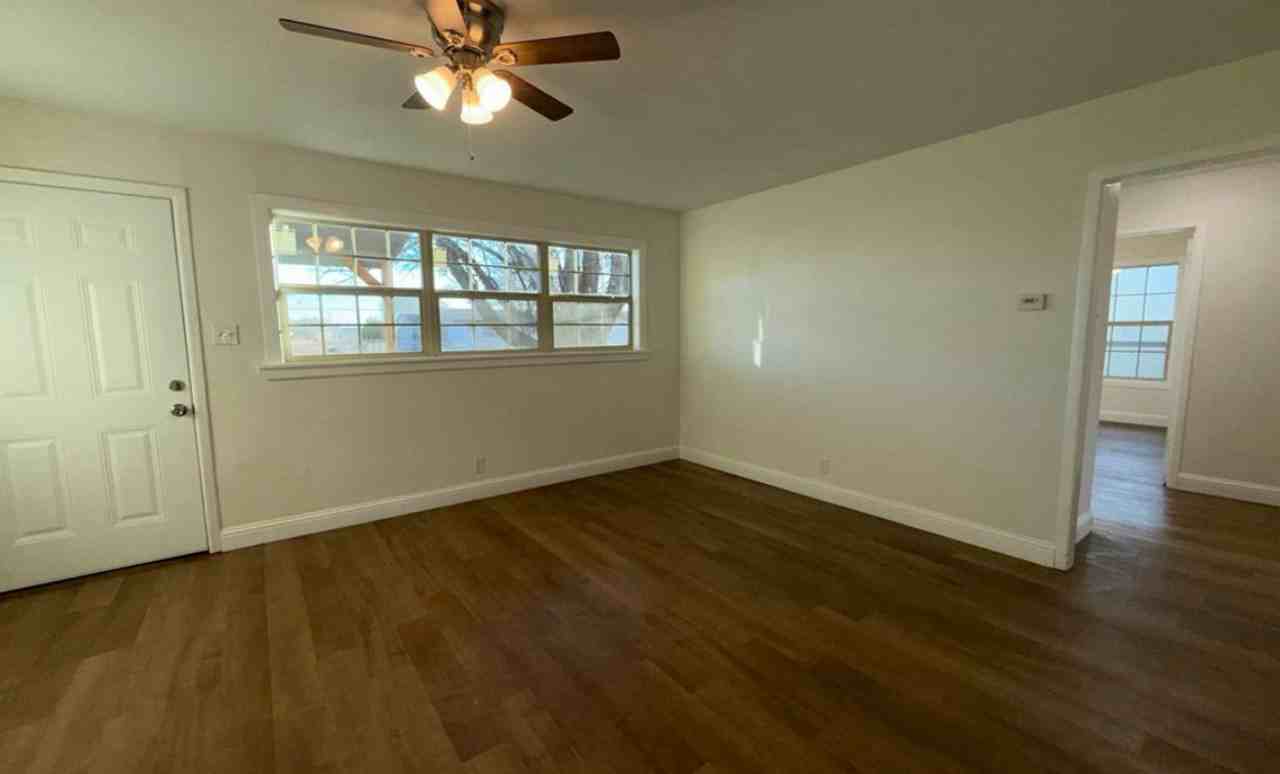 2819 E 8th St - Photo 3 of 28