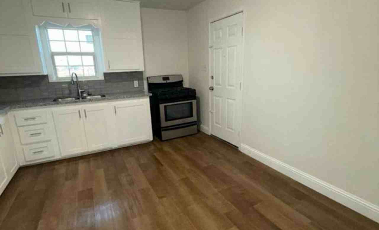 2819 E 8th St - Photo 7 of 28