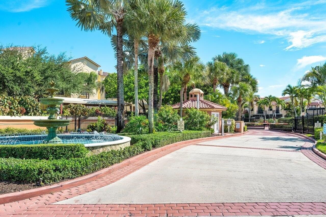 300 Uno Lago Dr #304 - Photo 2 of 24