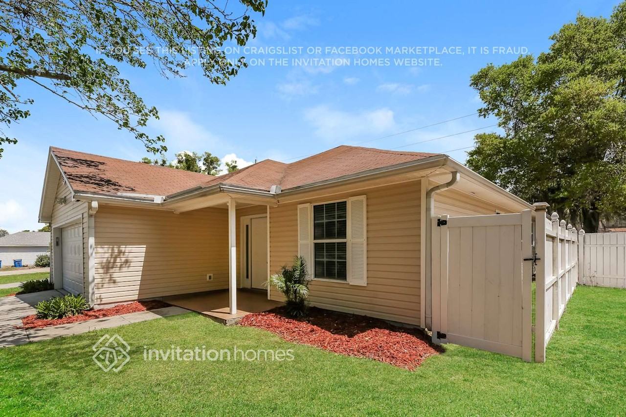 1011 Jones Creek Dr - Photo 3 of 17