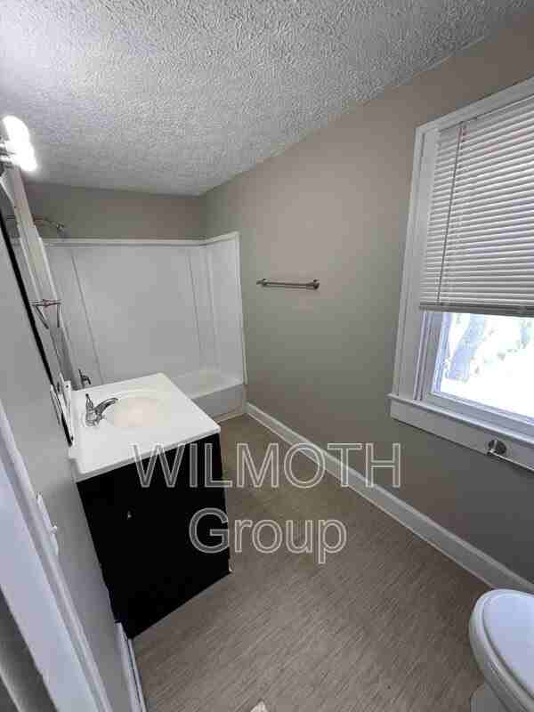 915 N Bosart Ave - Photo 2 of 18