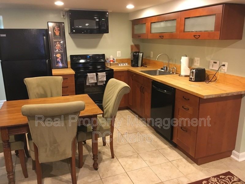 813 10th St Ne #B - Photo 3 of 19