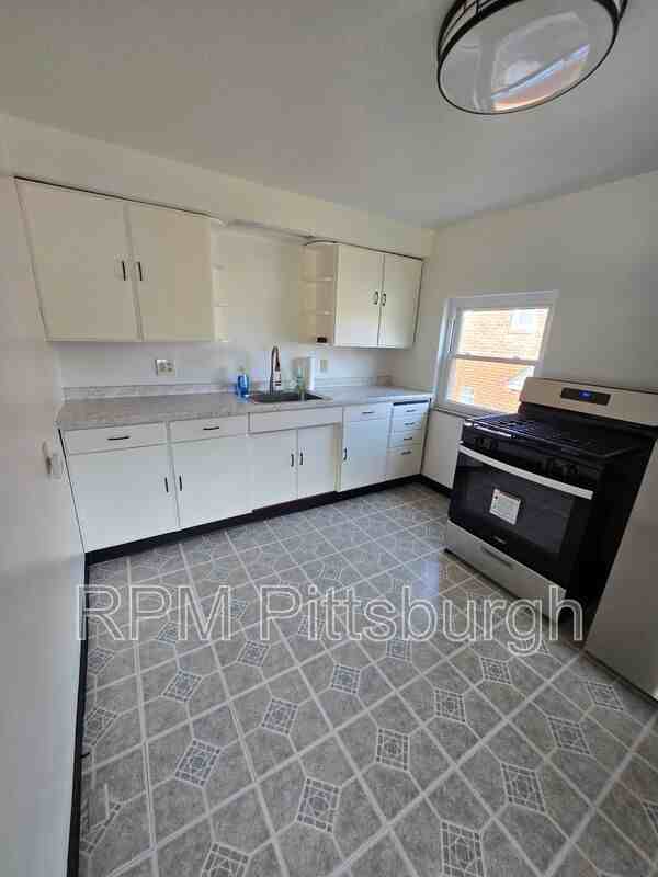 4744 Lougean Ave - Photo 3 of 25