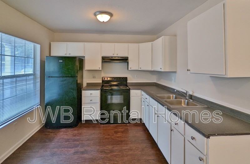 1145 Joseph St - Photo 3 of 7