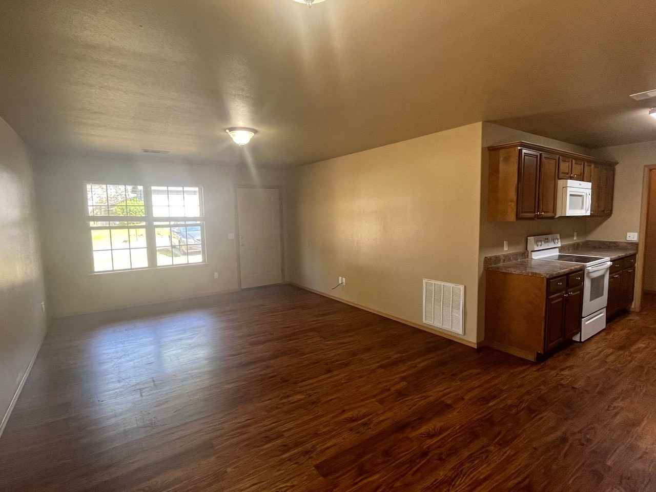 815 W 14th St - Photo 3 of 17