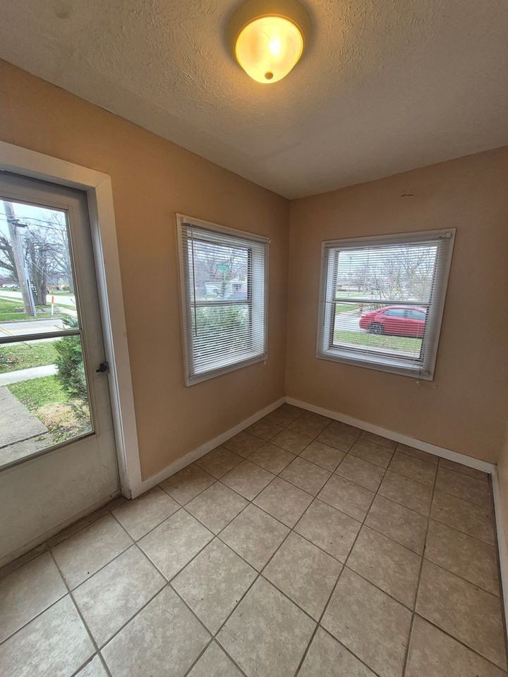 1002 S Adelaide St - Photo 2 of 12