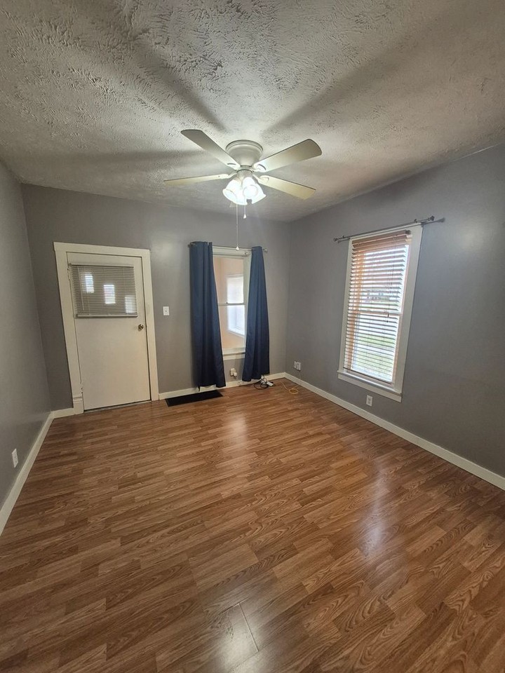 1002 S Adelaide St - Photo 3 of 12