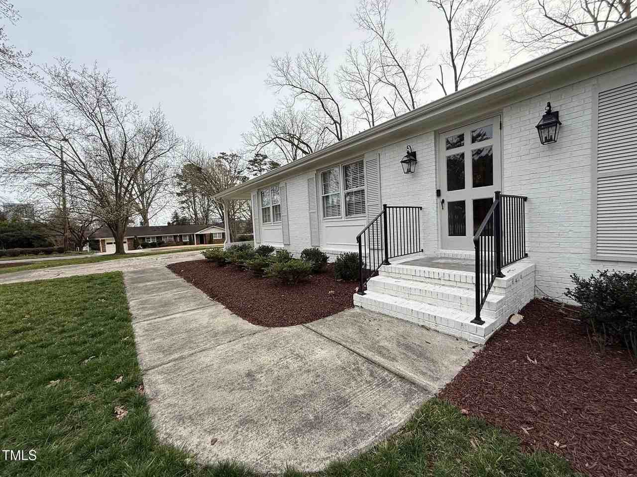 212 Sampson St - Photo 2 of 35