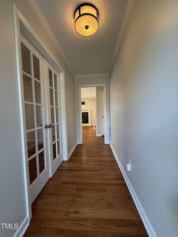 212 Sampson St - Photo 3 of 35