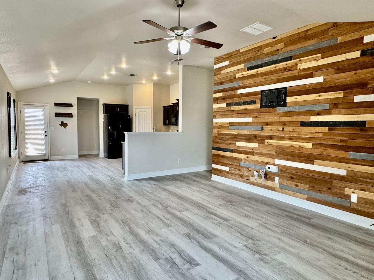 7405 103rd St - Photo 4 of 26