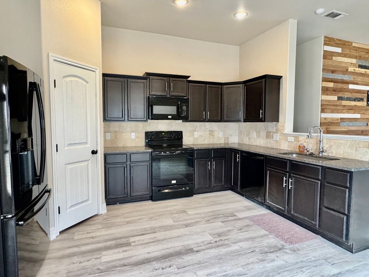 7405 103rd St - Photo 7 of 26