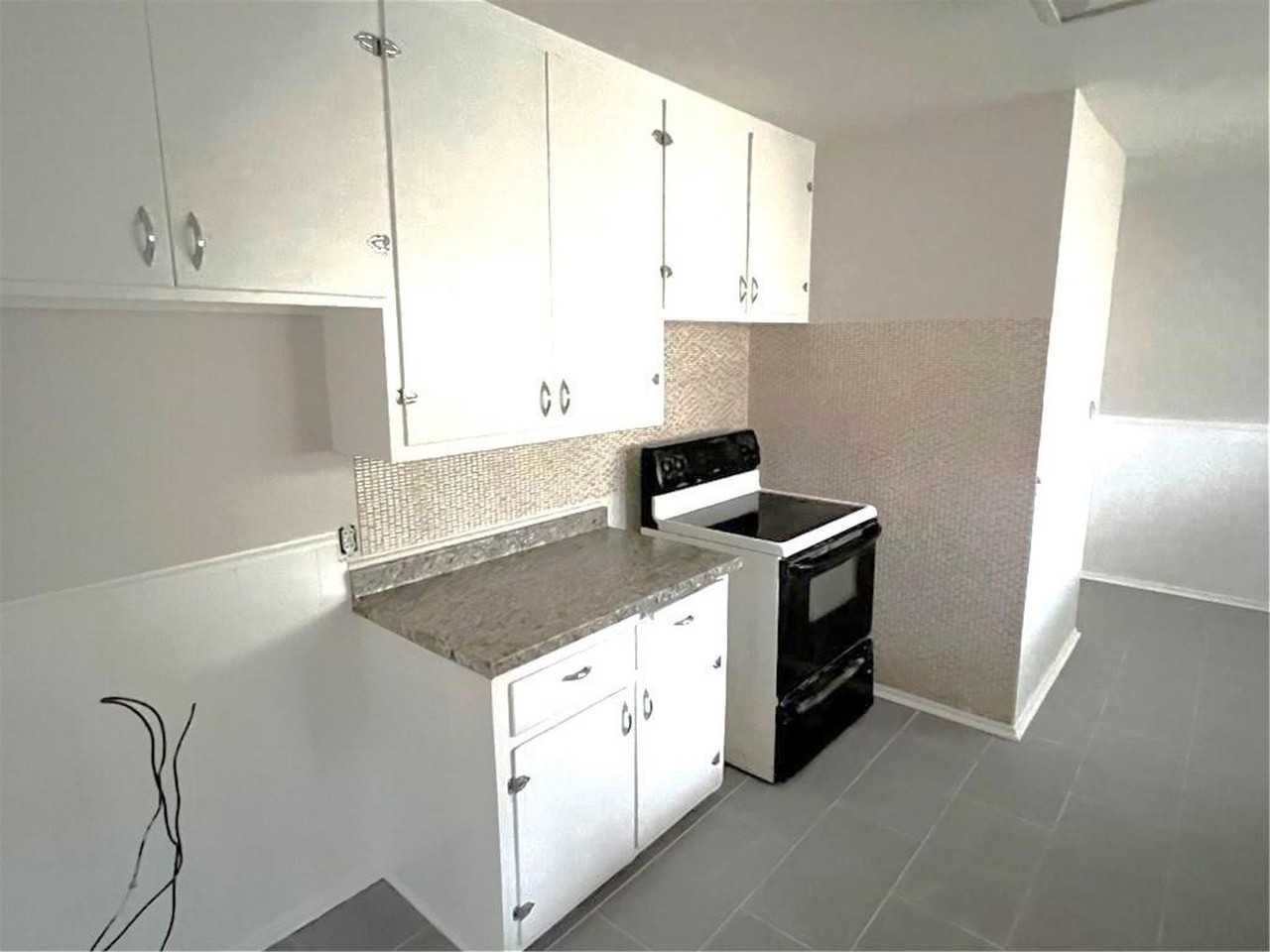 800-802 E 75th Terrace - Duplex - Photo 3 of 19