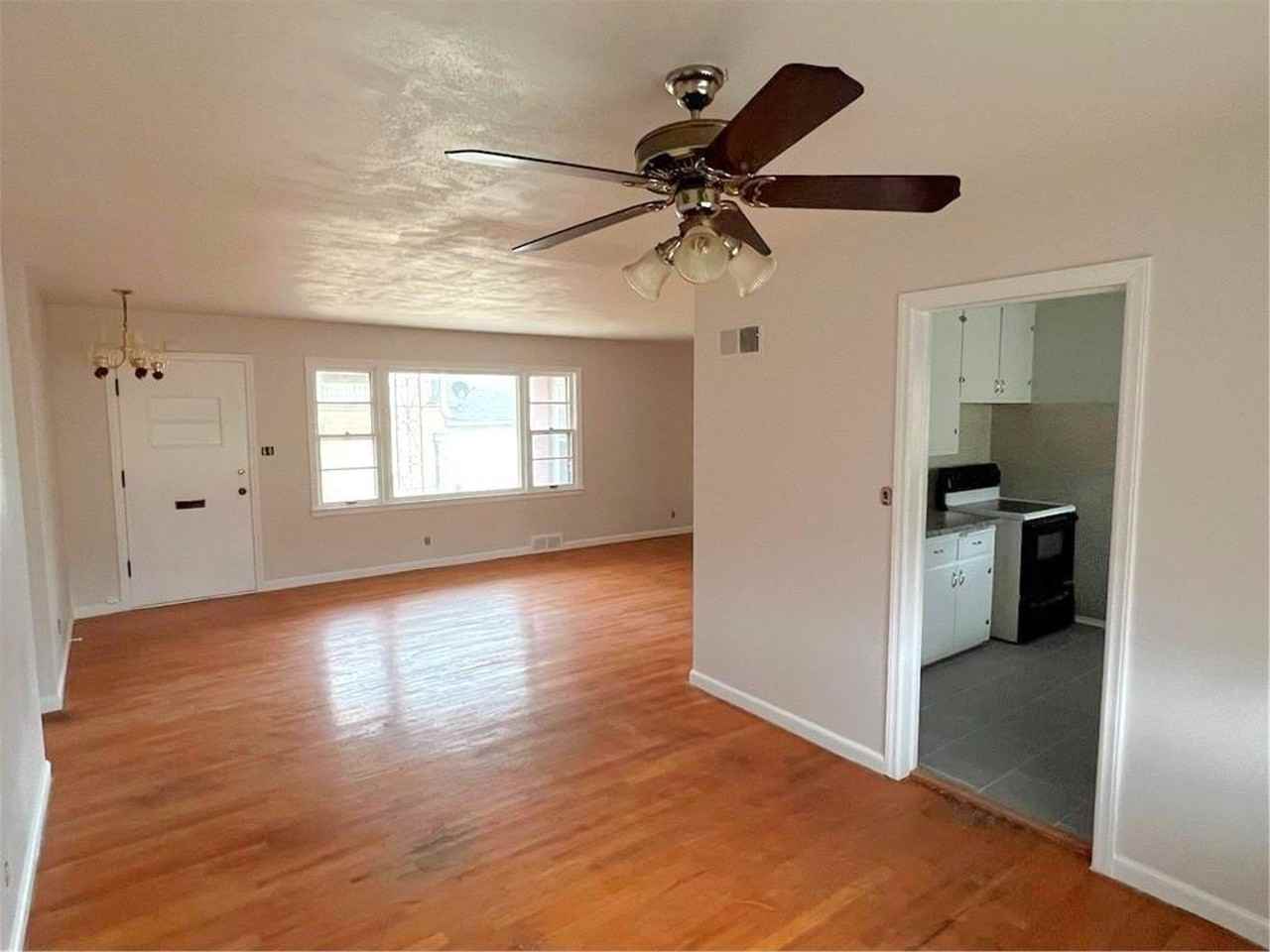800-802 E 75th Terrace - Duplex - Photo 4 of 19