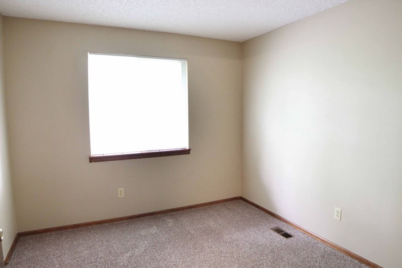 1224 Sioux Blvd - Photo 2 of 18