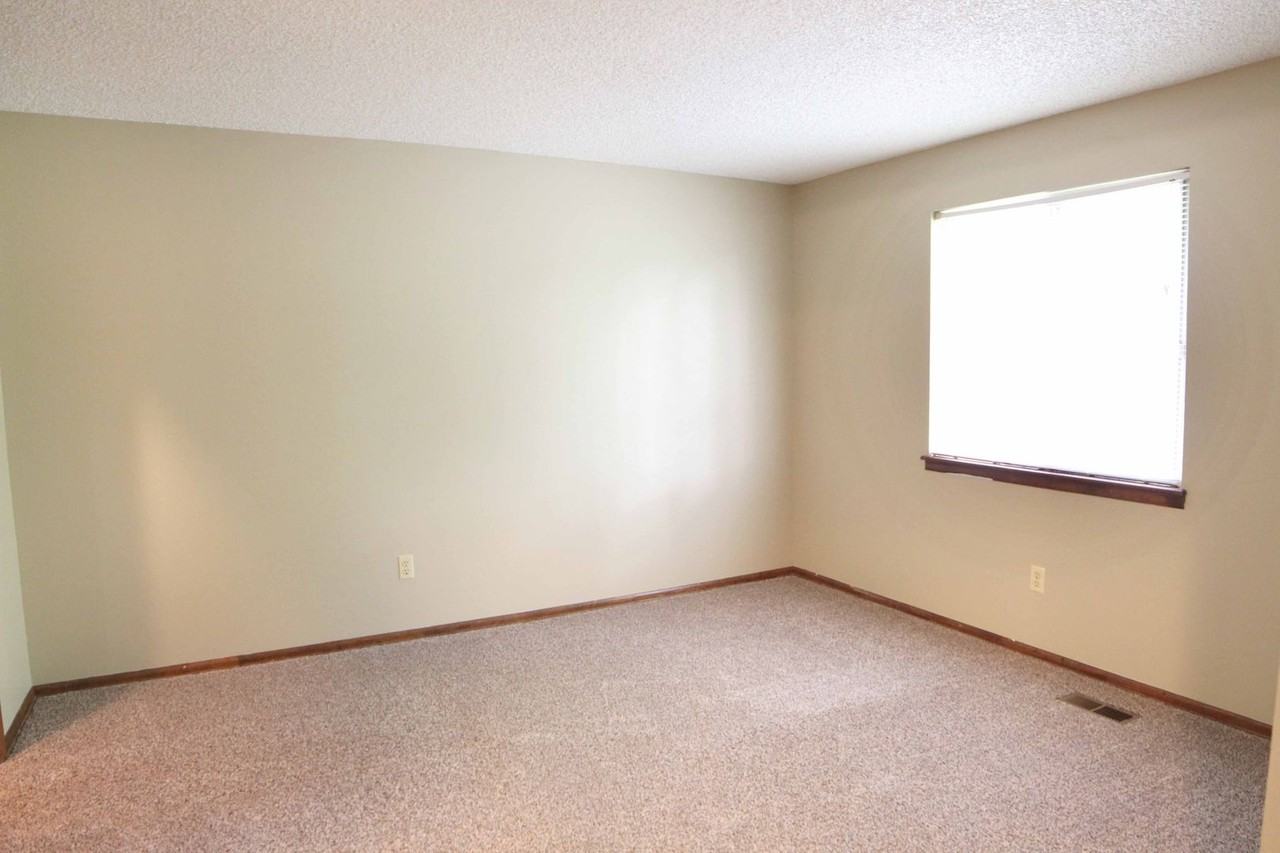 1224 Sioux Blvd - Photo 3 of 18