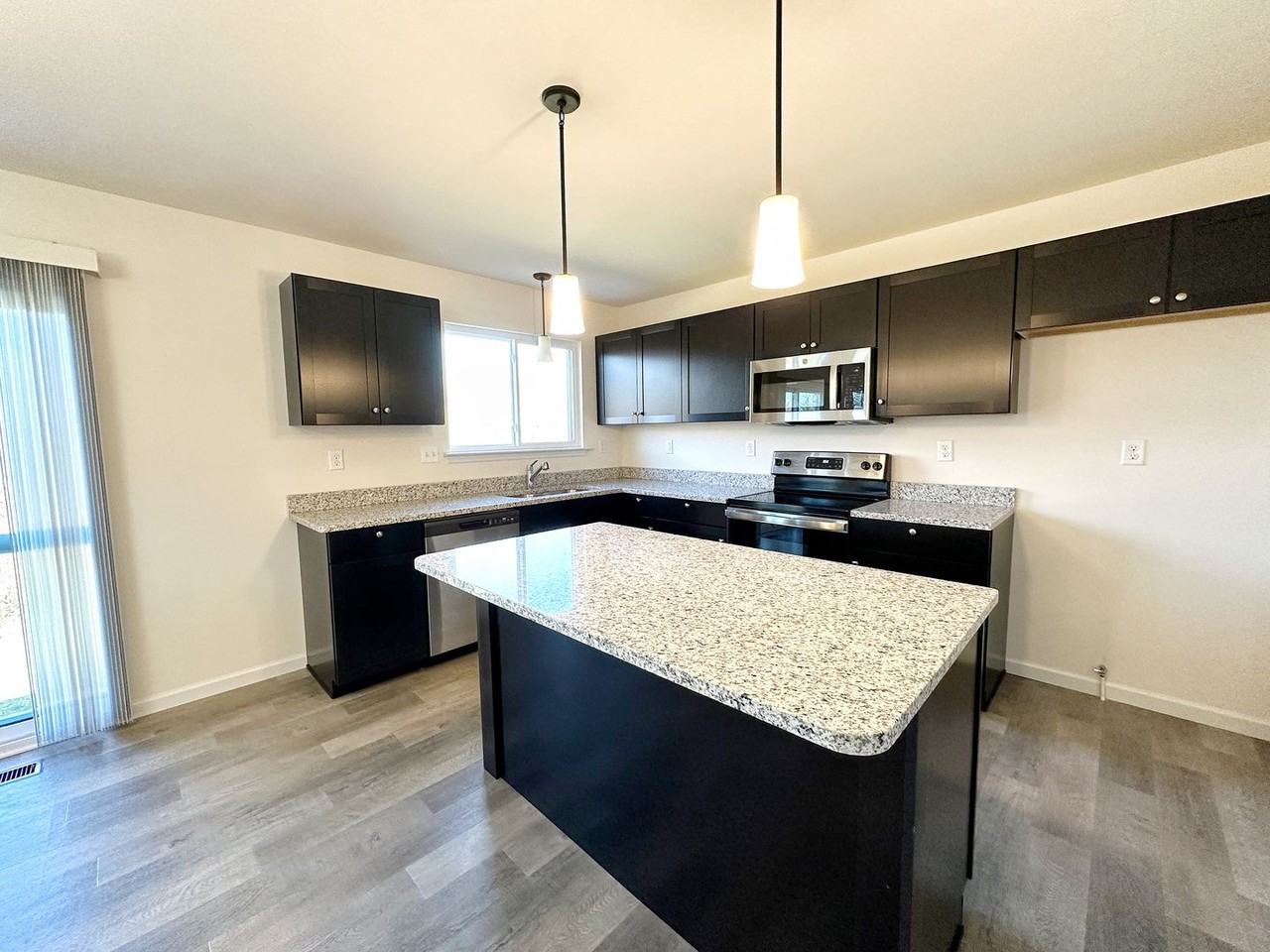 350 Hammerstone Dr - Photo 2 of 18