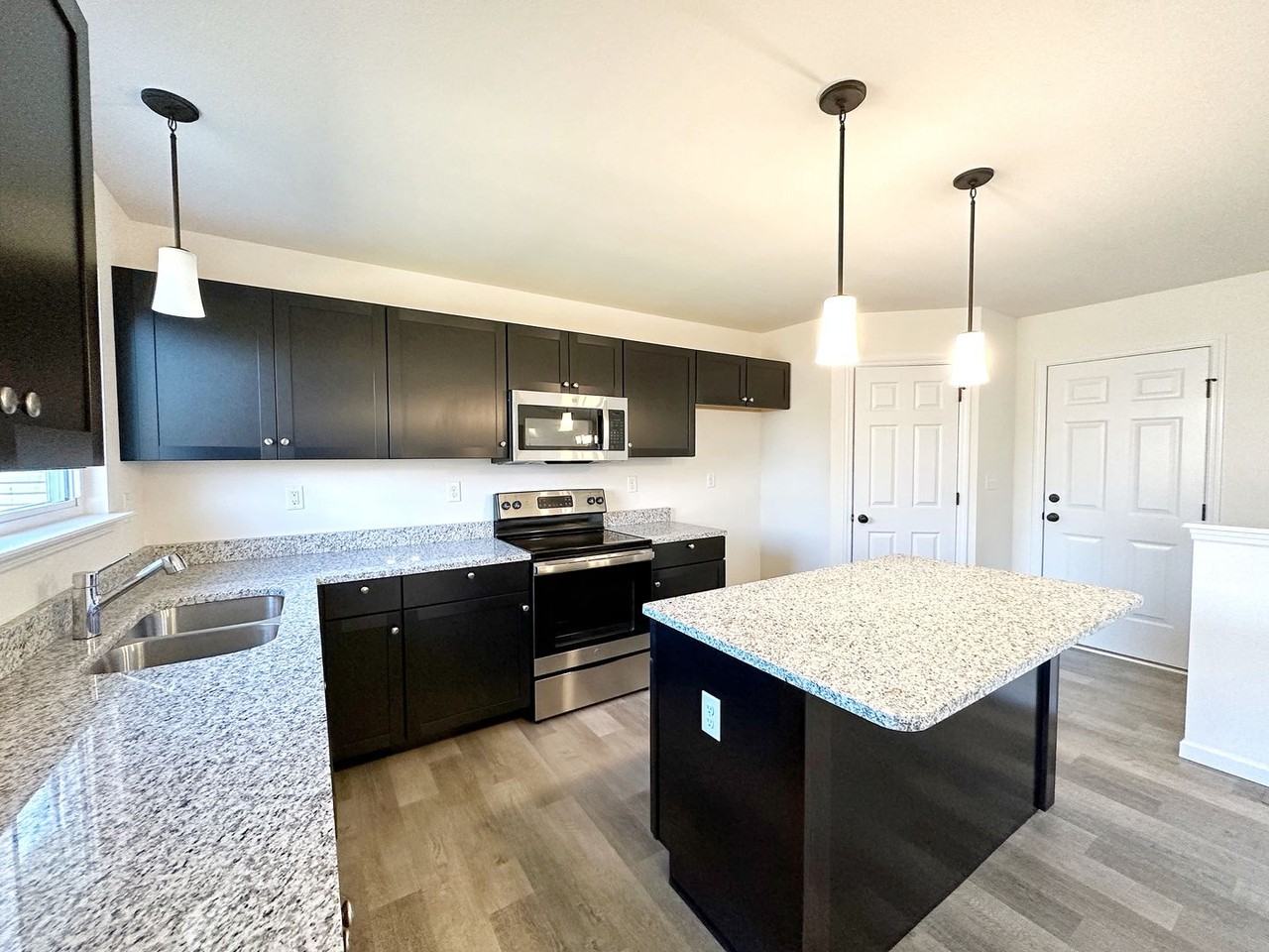 350 Hammerstone Dr - Photo 3 of 18