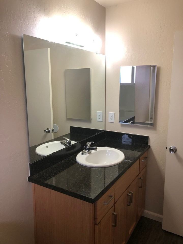 Shangri-La Apartments - Photo 4 of 11