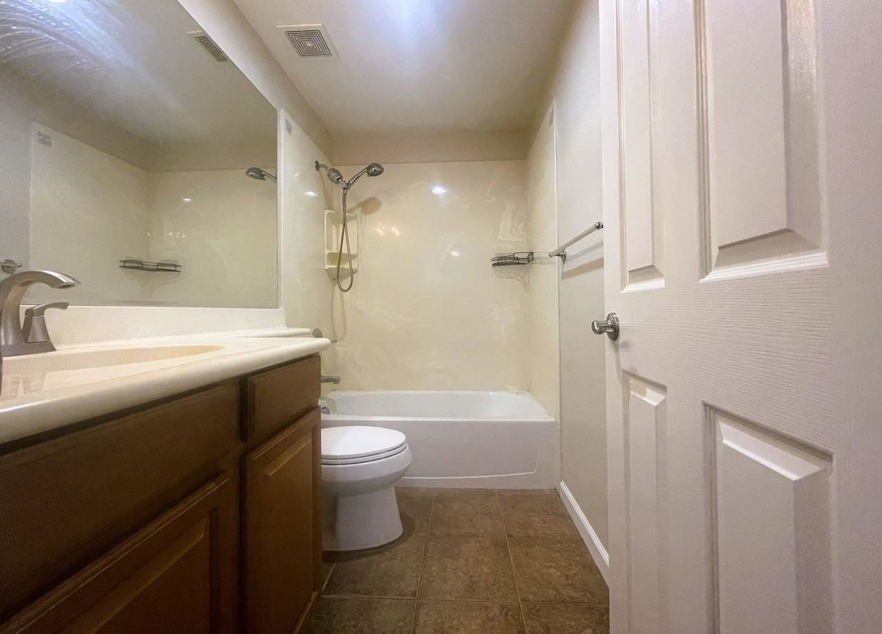 863 N King Rd - Photo 4 of 12