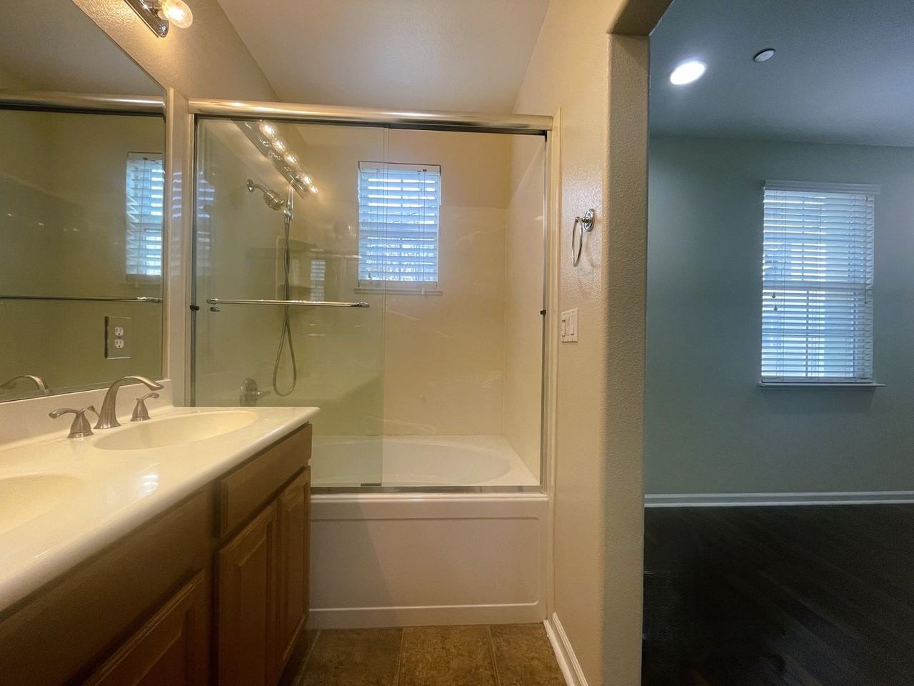 863 N King Rd - Photo 7 of 12