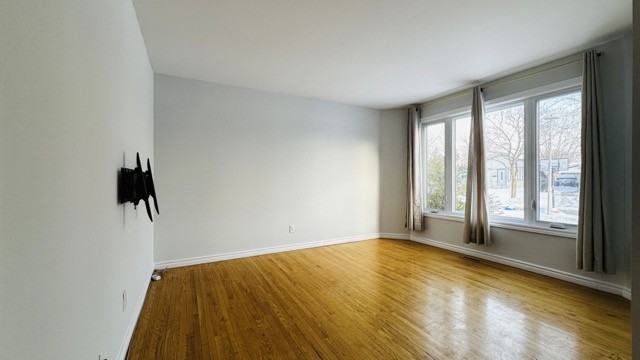 123 Woodrow Cres #1 - Photo 2 of 10