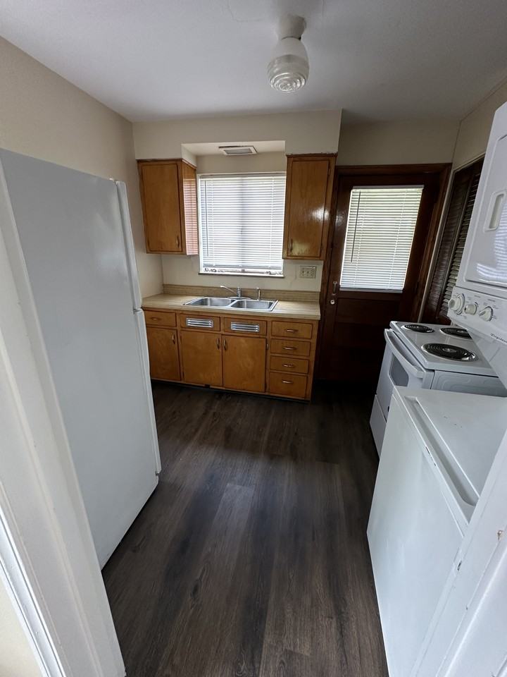 946 12th Ave - Photo 3 of 14