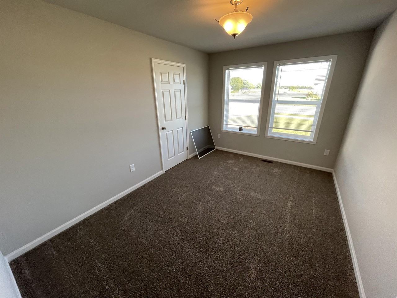 2710 S Claremont Dr - Photo 3 of 9