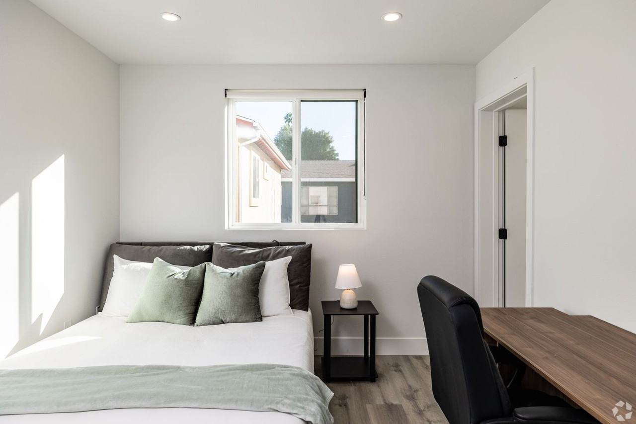 MH Liping 1137 W 37th Dr - Photo 2 of 4