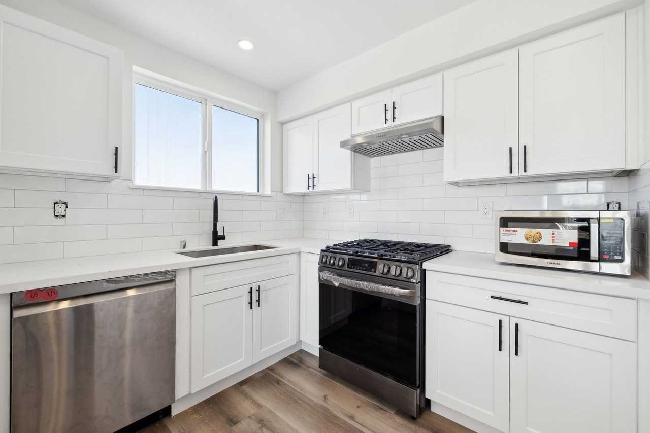 North Beverly 3507 S Budlong Ave - Photo 3 of 6