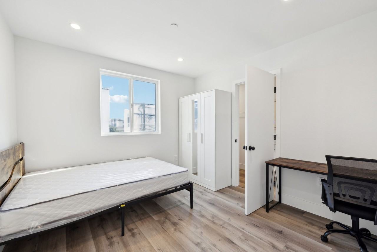 North Beverly 3507 S Budlong Ave - Photo 4 of 6