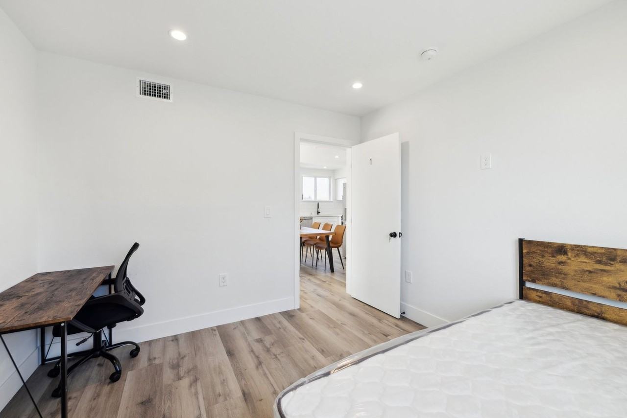 North Beverly 3507 S Budlong Ave - Photo 5 of 6