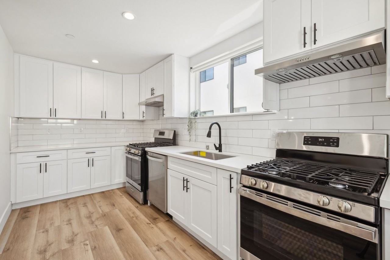 Leo P 3437 S Catalina St - Photo 3 of 20